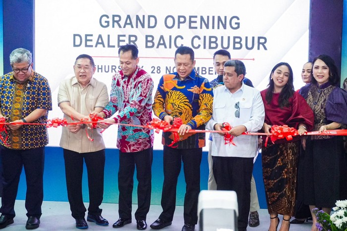 Ketua Umum Ikatan Motor Indonesia (IMI) dan share holder of JIO Distribusi Indonesia Bambang Soesatyo (Bamsoet) dan Aries Marsudiyanto bersama founder PT JIO Distribusi Indonesia (JDI) Jerry Hermawan Lo meresmikan dealer BAIC (Beijing Automotive Industry Corporation) Indonesia di Cibubur Jakarta Timur