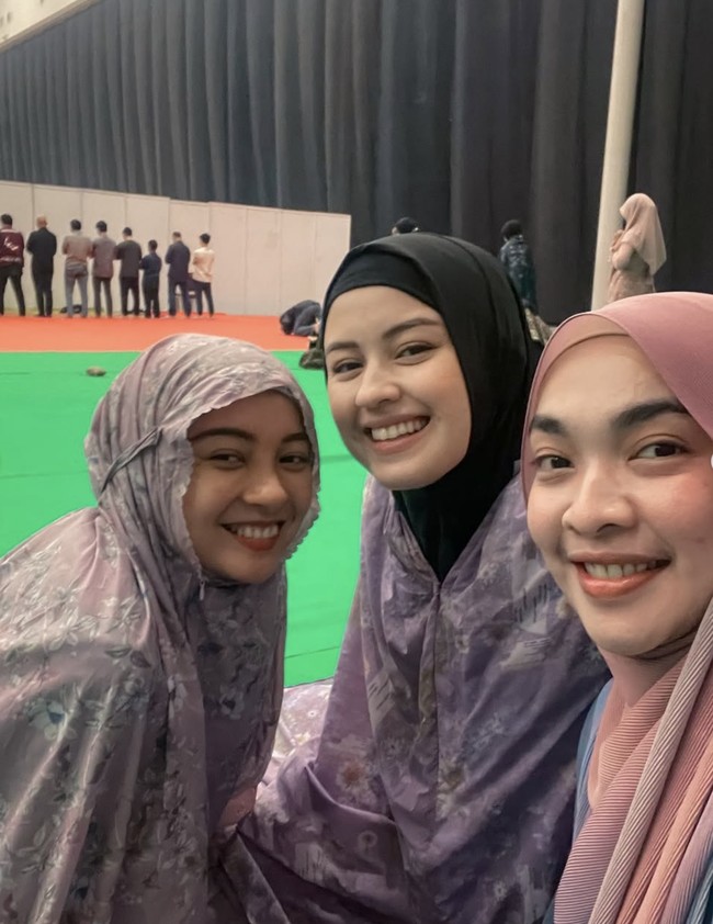 Kimberly Ryder pergi kajian bersama para sahabatnya, termasuk aktris Tika Bravani. Ia tampil cantik mengenakan hijab bernuansa hitam. Foto: dok. Instagram @kimberlyryder