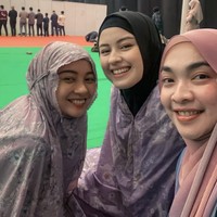 Kimberly Ryder pergi kajian bersama para sahabatnya, termasuk aktris Tika Bravani. Ia tampil cantik mengenakan hijab bernuansa hitam. Foto: dok. Instagram @kimberlyryder