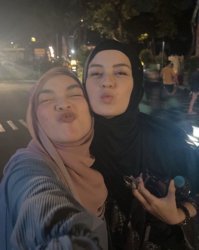 Kimberly Ryder juga sempat selfie dengan pose duck face bersama Tika. Kimberly Ryder mengenakan hijab hitam polos dengan gamis motif warna senada. Foto: dok. Instagram @kimberlyryder