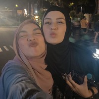 Kimberly Ryder juga sempat selfie dengan pose duck face bersama Tika. Kimberly Ryder mengenakan hijab hitam polos dengan gamis motif warna senada. Foto: dok. Instagram @kimberlyryder