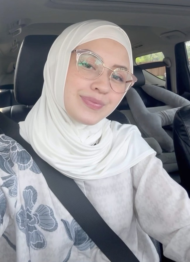 Selain pergi kajian, Kimberly Ryder juga baru-baru ini mengunggah foto berhijab saat menyetir mobil sendiri. Ia mengumumkan akan pergi umrah awal tahun depan. Foto: dok. Instagram @kimberlyryder
