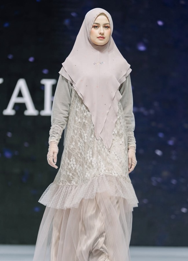 Kimberly Ryder pernah tampil dalam balutan hijab syari di catwalk. Foto: dok. Instagram @kimberlyryder. 
