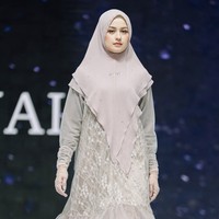 Kimberly Ryder pernah tampil dalam balutan hijab syari di catwalk. Foto: dok. Instagram @kimberlyryder. 