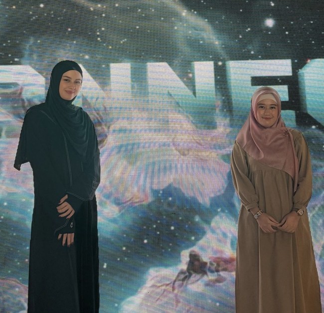 Pada Juli 2024, Kimberly Ryder juga pernah datang ke acara religi bersama para selebriti Tanah Air. Gaya hijab serba hitam tampaknya menjadi andalan wanita 31 tahun ini. Foto: dok. Instagram @kimberlyryder