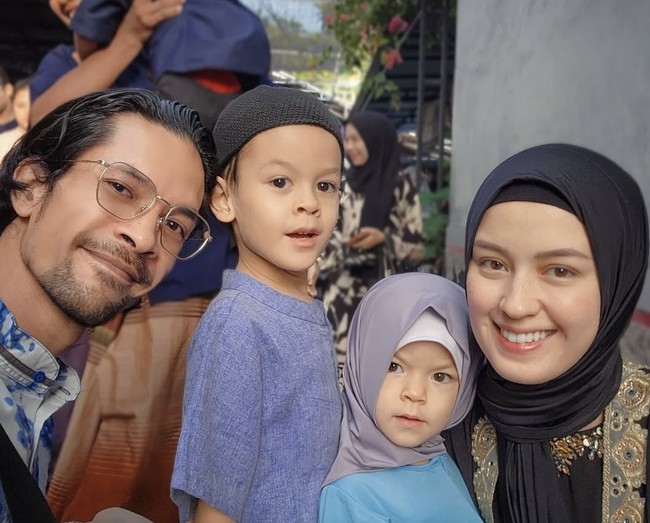 Saat Lebaran April lalu, Kimberly Ryder juga tampak cantik mengenakan pashmina hitam dan berpose bersama anak-anaknya. Foto: dok. Instagram @kimberlyryder