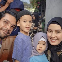 Saat Lebaran April lalu, Kimberly Ryder juga tampak cantik mengenakan pashmina hitam dan berpose bersama anak-anaknya. Foto: dok. Instagram @kimberlyryder