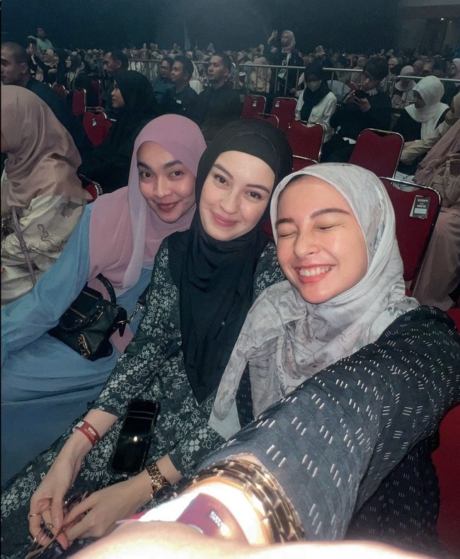 Kimberly Ryder terlihat cantik natural tanpa makeup saat pergi ke kajian. •#NoumanAliKhan last night at @theighteam’s Story Night, tulisnya di Instagram. Foto: dok. Instagram @kimberlyryder