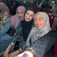 Kimberly Ryder terlihat cantik natural tanpa makeup saat pergi ke kajian. •#NoumanAliKhan last night at @theighteam’s Story Night, tulisnya di Instagram. Foto: dok. Instagram @kimberlyryder