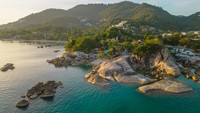 Koh Samui, Thailand, ada di posisi kedua dengan daya tarik yang memadukan kenyamanan dan eksotisme. Pulau ini dikenal karena vila-vila pribadi, spa kelas dunia, dan pantai menawan. Wisatawan bisa menikmati kehidupan malam di Chaweng atau ketenangan spiritual di Wat Plai Laem—semuanya dalam satu pulau. (Getty Images/Oleh_Slobodeniuk)