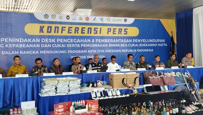 Konferensi pers di Bea Cukai Sekarno-Hatta