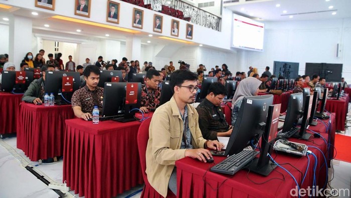 KPU Pantau Rekapitulasi Suara Pilkada Para petugas melakukan pamantauan rekapitulasi penghitungan suara secara nasional pada Pilkada Serentak 2024 melalui aplikasi Sirekap di ruang monitoring tabulasi suara di Gedung KPU RI, Jakarta, Jumat (29/11/2024). Aplikasi Sirekap yang dirancang untuk mendukung transparansi dan efisiensi dalam penghitungan suara secara digital, dan memudahkan rekapitulasi dari setiap TPS dengan cara yang lebih modern dan akurat.