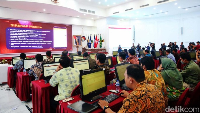 KPU Pantau Rekapitulasi Suara Pilkada Para petugas melakukan pamantauan rekapitulasi penghitungan suara secara nasional pada Pilkada Serentak 2024 melalui aplikasi Sirekap di ruang monitoring tabulasi suara di Gedung KPU RI, Jakarta, Jumat (29/11/2024). Aplikasi Sirekap yang dirancang untuk mendukung transparansi dan efisiensi dalam penghitungan suara secara digital, dan memudahkan rekapitulasi dari setiap TPS dengan cara yang lebih modern dan akurat.