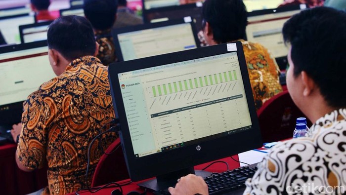 KPU Pantau Rekapitulasi Suara Pilkada Para petugas melakukan pamantauan rekapitulasi penghitungan suara secara nasional pada Pilkada Serentak 2024 melalui aplikasi Sirekap di ruang monitoring tabulasi suara di Gedung KPU RI, Jakarta, Jumat (29/11/2024). Aplikasi Sirekap yang dirancang untuk mendukung transparansi dan efisiensi dalam penghitungan suara secara digital, dan memudahkan rekapitulasi dari setiap TPS dengan cara yang lebih modern dan akurat.