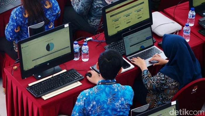 Para petugas melakukan pamantauan rekapitulasi penghitungan suara secara nasional pada Pilkada Serentak 2024 melalui aplikasi Sirekap di ruang monitoring tabulasi suara di Gedung KPU RI, Jakarta, Jumat (29/11/2024). Aplikasi Sirekap yang dirancang untuk mendukung transparansi dan efisiensi dalam penghitungan suara secara digital, dan memudahkan rekapitulasi dari setiap TPS dengan cara yang lebih modern dan akurat.