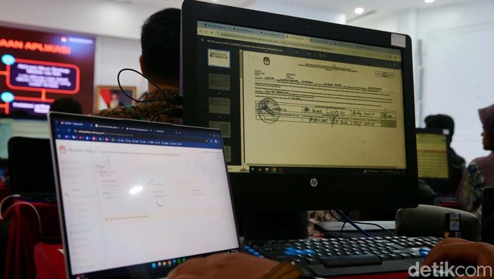 KPU Pantau Rekapitulasi Suara Pilkada Para petugas melakukan pamantauan rekapitulasi penghitungan suara secara nasional pada Pilkada Serentak 2024 melalui aplikasi Sirekap di ruang monitoring tabulasi suara di Gedung KPU RI, Jakarta, Jumat (29/11/2024). Aplikasi Sirekap yang dirancang untuk mendukung transparansi dan efisiensi dalam penghitungan suara secara digital, dan memudahkan rekapitulasi dari setiap TPS dengan cara yang lebih modern dan akurat.