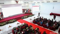 Para petugas melakukan pemantauan rekapitulasi penghitungan suara nasional melalui aplikasi Sirekap, Jumat (28/11/2024).