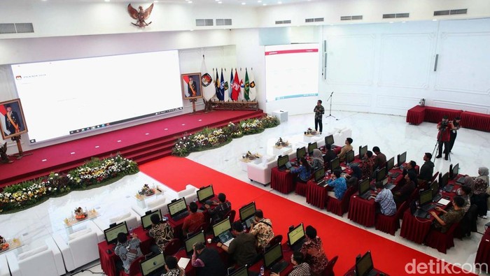 Para petugas melakukan pamantauan rekapitulasi penghitungan suara secara nasional pada Pilkada Serentak 2024 melalui aplikasi Sirekap di ruang monitoring tabulasi suara di Gedung KPU RI, Jakarta, Jumat (29/11/2024). Aplikasi Sirekap yang dirancang untuk mendukung transparansi dan efisiensi dalam penghitungan suara secara digital, dan memudahkan rekapitulasi dari setiap TPS dengan cara yang lebih modern dan akurat.