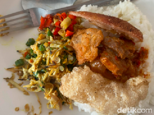 Lawar balung Pak Terang di Terminal Banyuasri Kios 7 (sebelah timur Pasar Banyuasri). (Ni Komang Nartini-detikBali)