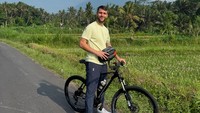 Maarten Paes menikmati waktu liburannya Pulau Dewata dengan bersepeda. (Instagram/@maartenpaes)