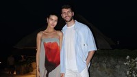 Potret kemesraan Maarten Paes dan Luna Bijl saat di Bali. (Instagram/@maartenpaes)
