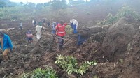 Sebanyak 500 tentara telah dikerahkan untuk membantu penyelamatan, meskipun hanya 120 yang berhasil mencapai desa-desa yang terdampak. Foto: via REUTERS/UGANDA RED CROSS SOCIETY