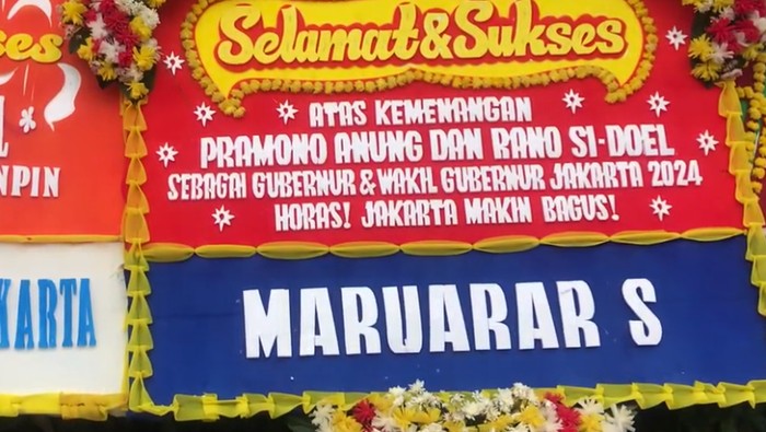 Markas pemengantan pasangan Pramono Anung-Rano Karno di Menteng, Jakarta Pusat, dipenuhi karangan bunga. Salah satu di antaranya bertuliskan Maruarar S.