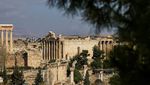 Melihat Reruntuhan Kuil Romawi di Kota Baalbek Lebanon