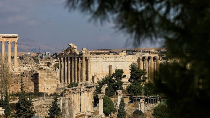 Melihat Reruntuhan Kuil Romawi di Kota Baalbek Lebanon People inspect a rubble in the city of Baalbek, on the second day of the ceasefire between Israel and Hezbollah, Lebanon November 28, 2024. REUTERS/Thaier Al-Sudani