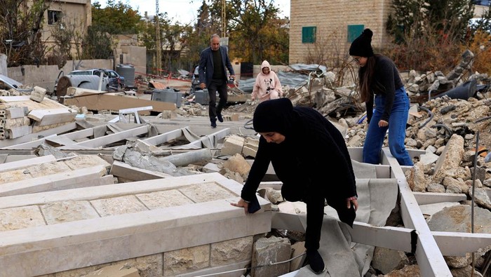 Melihat Reruntuhan Kuil Romawi di Kota Baalbek Lebanon People inspect a rubble in the city of Baalbek, on the second day of the ceasefire between Israel and Hezbollah, Lebanon November 28, 2024. REUTERS/Thaier Al-Sudani