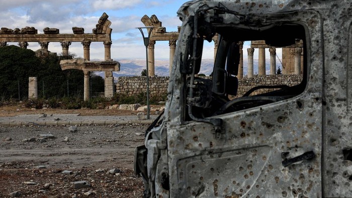 People inspect a rubble in the city of Baalbek, on the second day of the ceasefire between Israel and Hezbollah, Lebanon November 28, 2024. REUTERS/Thaier Al-Sudani