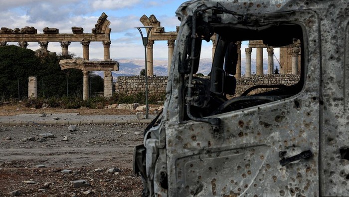 Melihat Reruntuhan Kuil Romawi di Kota Baalbek Lebanon People inspect a rubble in the city of Baalbek, on the second day of the ceasefire between Israel and Hezbollah, Lebanon November 28, 2024. REUTERS/Thaier Al-Sudani