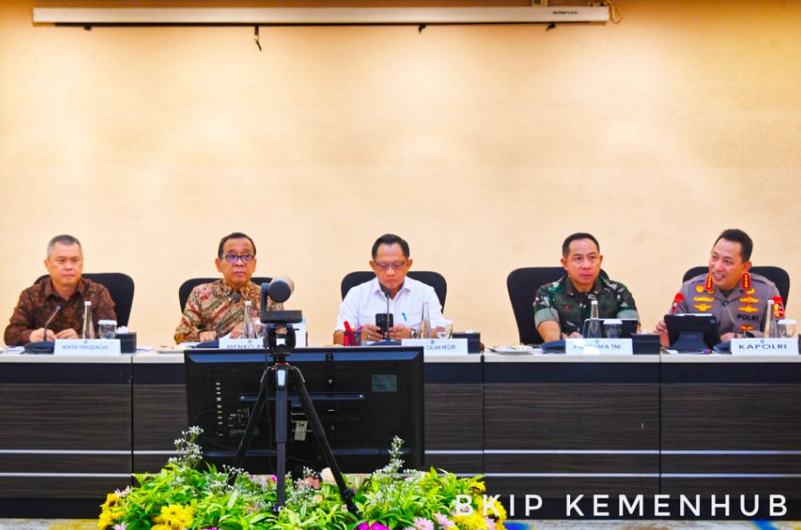 Menteri Perhubungan Dudy Purwagandhi dalam Rapat Koordinasi Tingkat Menteri Persiapan Nataru 2024/2025 yang digelar di Kementerian Koordinator Bidang Pembangunan Manusia dan Kebudayaan Republik Indonesia (Kemenko PMK), Jumat (22/11). (Dok Kemenhub)