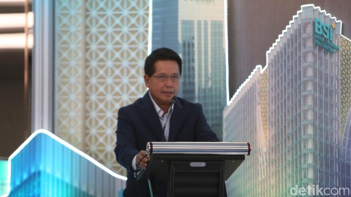 Direktur Utama BSI Hery Gunardi bersama Ketua BAZNAS RI Noor Ahmad  memakaikan almamater kepada penerima beasiswa di Jakarta, Jumat (29/11/2024).