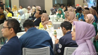 Momen 2.300 Mahasiswa Berprestasi Terima Beasiswa