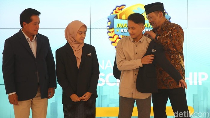 Momen 2.300 Mahasiswa Berprestasi Terima Beasiswa Direktur Utama BSI Hery Gunardi bersama Ketua BAZNAS RI Noor AhmadΒ memakaikan almamater kepada penerima beasiswa di Jakarta, Jumat (29/11/2024).