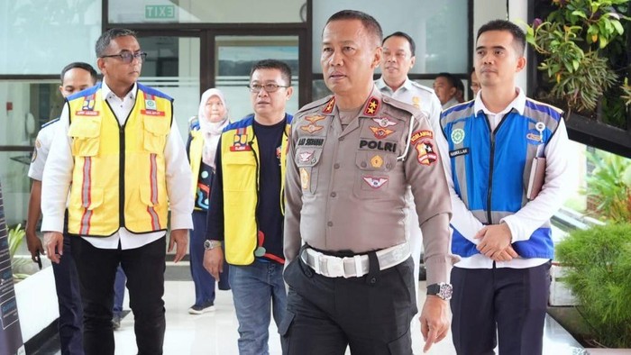 Momen Kakorlantas Polri Irjen Aan Suhanan meninjau langsung kesiapan jalur Tol Transjawa. (Foto: Dok. Istimewa Polri)