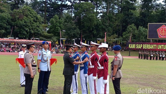 Momen Kapolri dan Panglima TNI memasang badge ke wisudawan Prabhatar di Akmil, Magelang, Jumat (29/11/2024).