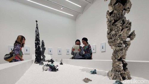 Seniman asal Korea Selatan Hyun Nahm gelar pameran tunggal di Jakarta. Yuk lihat karya-karyanya.