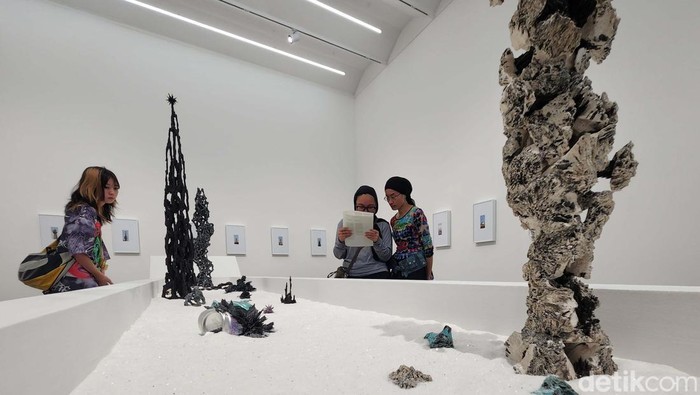 Seniman asal Korea Selatan Hyun Nahm gelar pameran tunggal di Jakarta. Yuk lihat karya-karyanya.