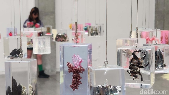 Seniman asal Korea Selatan Hyun Nahm gelar pameran tunggal di Jakarta. Yuk lihat karya-karyanya.