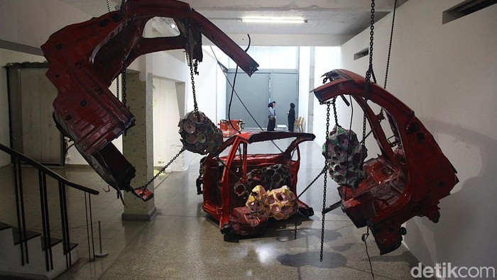 Seniman asal Korea Selatan Hyun Nahm gelar pameran tunggal di Jakarta. Yuk lihat karya-karyanya.