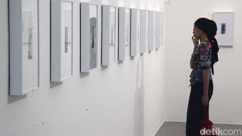 Seniman asal Korea Selatan Hyun Nahm gelar pameran tunggal di Jakarta. Yuk lihat karya-karyanya.