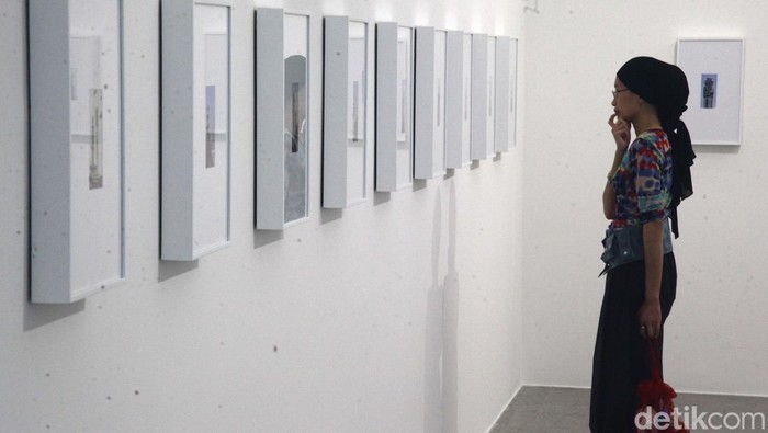 Seniman asal Korea Selatan Hyun Nahm gelar pameran tunggal di Jakarta. Yuk lihat karya-karyanya.