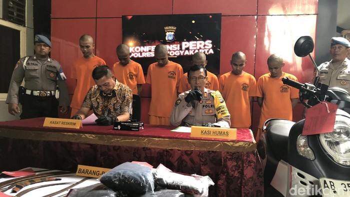Para pelaku dan barang bukti dihadirkan dalam jumpa pers di Mapolresta Jogja, Jumat (29/11/2024).