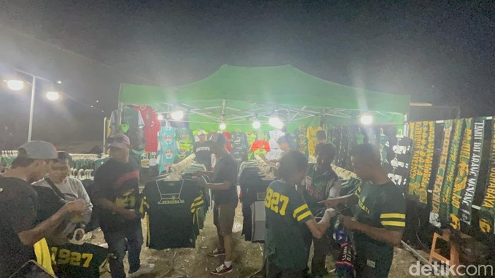 Pedagang di Stadion Gelora Bung Tomo