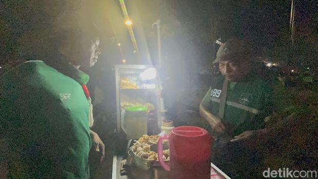 Pedagang di Stadion Gelora Bung Tomo