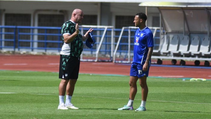 Pelatih Persib Bojan Hodak (jersey hitam hijau) bersama Mailson Lima (jersey biru)