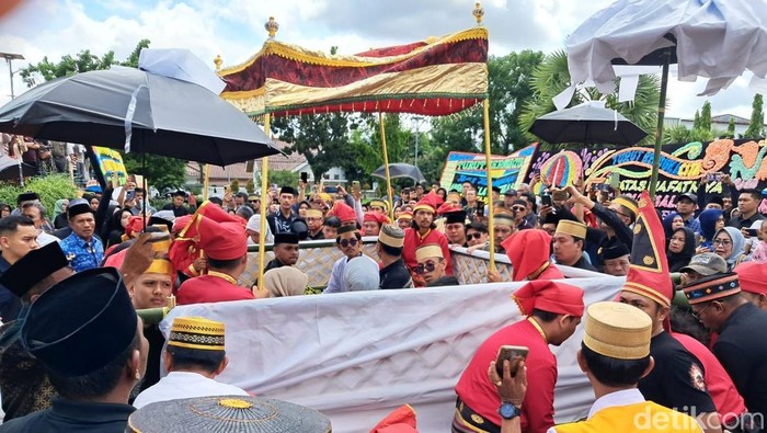 Pelepasan jenazah Raja Gowa ke-38 Andi Kumala Idjo Karaeng Lembang Parang di Istana Balla Lompoa, Gowa, Jumat (29/11/2024).