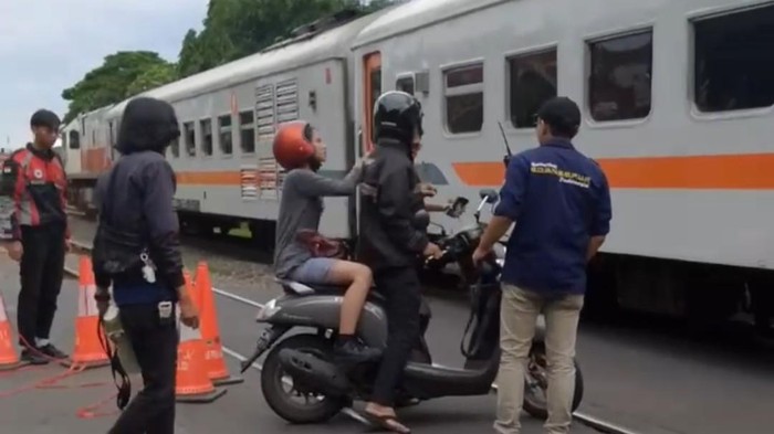 Pemotor di Bandung nyaris tertemper kereta api